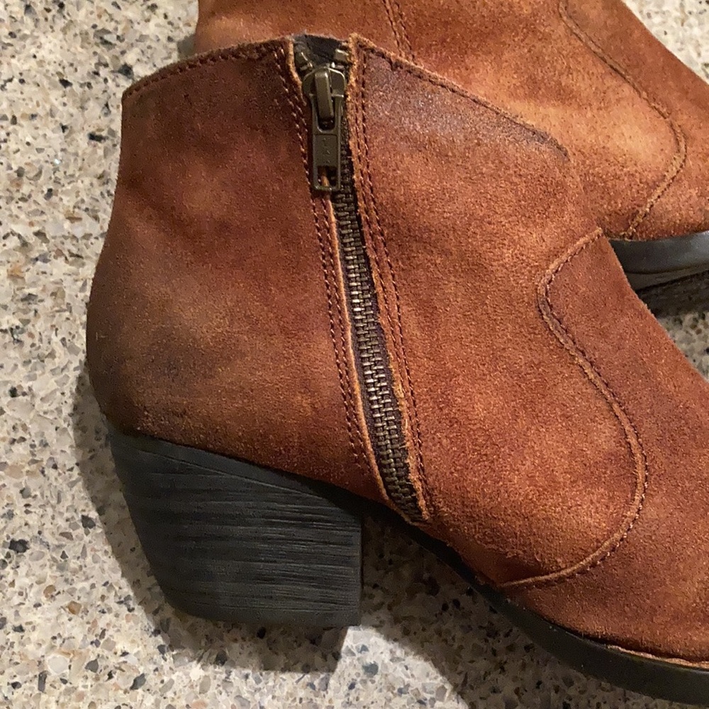 Size 10 Women’s Born Ankle Zip Booties - Picture 13 of 13